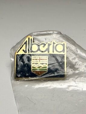 Vintage Alberta Crest Lapel Pin Gold Tone Provincial Shield NOS New in Bag